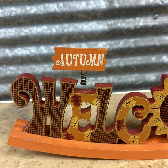 Welcome autumn curved sign and faux grass and in a paper bag - Picture 3 of 11